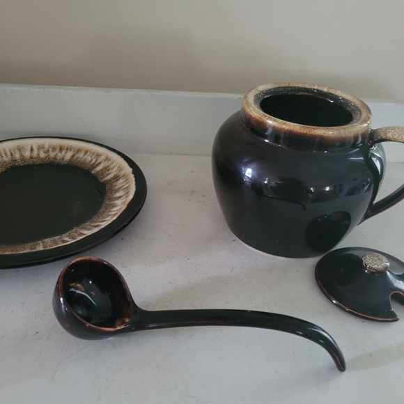 Vintage Pfaltzgraff serving crock with matching serving plate in a gorgeous drip - Picture 11 of 16